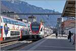 Auf dem ehemaligen Glies 2, welchen nun als Gleis + figuriert, erreicht der SBB RABe 511 116 als RE33 nach Annemasse den Bahnhof von Montreux. 
Sehr gut zu sehe, ist der grosse Abstand zwischen dem Bahnsteigdach und dem *neuen' Gleis 1. Im Gegenzug  ...