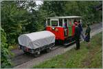 Autour de la voie ferrée / Rund um die eiserne Bahn (Herbstevent 2024) - Kurz nach der Abfahrt des Dampfzuges hat die Dm 2/2 N° 3 Chantemerle erreicht, wo der Zug vom 'Chef de Gare' empfangen wird und die Reisenden rasch eingestiegen sind.  ...
