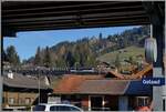 Noch ein Bild zum Thema 'Die Schwierigkeit die Grubenbachbrücke in Gstaad zu footgrafieren' mit dem MOB ABe 4/4 9302 mit seinem GoldenPass Classic auf dem Weg von Montreux nach Zweisimmen. Das Bild entstand vom Bahnhof in Gstaad aus.

30. Nov. ...