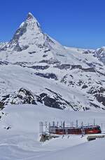 Der Bhe 4/6 3084 und ein unbekannter Bhe 4/6 als fhrender Triebwagen haben am 10.05.2024 soeben die Bergstation der Gornergratbahn verlassen und fahren hinunter in das etwa 1400 tiefer gelegene Zermatt