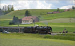150 Jahre Emmentalbahn. 

141-R-1244 auf der RSHB-Strecke im Rahmen der grossen Emmentalrundfahrt zum Jubiläum. 

Nachdem der Scheitelpunkt der Strecke überschritten war, gab es wegen Bahnübergangsstörung in Weier einen Zwangs ...