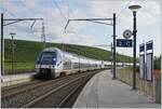 Mit dem SNCF Z 27692 an der Spitze und dem hier zu sehenden SNCF 27533 durchfährt ein mehrteiliger TER von Lyon auf der Fahrt nach Genève den Halt Russin. Der (Foto) - Blick in östlicher Richtung ist nicht nur infolge des Gegenlichtes  ...
