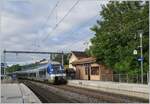 Mit dem SNCF Z 27692 an der Spitze durchfährt ein mehrteiliger TER von Lyon auf der Fahrt nach Genève den Halt Russin. 
Das Bild zeigt das typische, wohl noch aus der PLM Zeit stammende 'Bahnhofsgebäude' sowie eine gut dazu passenden  ...