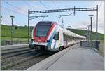 Der SBB LEX RABe 522 226 erreicht auf der Fahrt als RL5 von Genève nach La Plaine den Halt Russin. 

26. Aug. 2024
