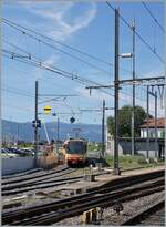 Von Orbe ist OC TRAVYS Be 4/8 N° 3 (94800 450 003-9 D-TVYS) als R13 in Chavonray angekommen und hält kurz vor der Fahrleitungstrennstelle welche den SBB Wechselstrom vom OC Gleichstrom trennt. 
Die Züge verkehren nur noch bis Mitte De ...