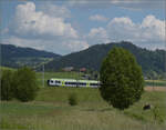 150 Jahre Emmentalbahn. 

Die Rampe von Konolfingen nach Grosshchstetten (im Hintergrund) fhrt nach dem mittlerweile historischen NPZ noch eine dreiteilige Nina RABe 525 hinunter, vermutlich RABe 525 008. Konolfingen Dorf, Mai 2025.