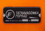 Fabrikschild Tatravagónka Poprad (Slowakei), 2019, Fabriknummer 028, an dem vierachsigen Containertragwagen 48‘ («5L» Tragwagen) 33 85 4505 208-0 CH-WASCO der Gattung Sgmmns 54‘, am 16 Juli 2025 im Zugverbund bei einer Zugd ...