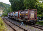 Vierachsiger Drehgestell-Taschenwagen für den Transport von Sattelaufliegern und Container 83 85 4754 738-3 CH-HUPAC der Gattung Sdkmms der HUPAC Intermodal SA, im Zugverband am 24 Juli 2025, bei der Zugdurchfahrt in Kirchen/Sieg, beladen mit zw ...