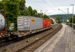 Eher ein Exot unter den Taschenwagen, der niedriggelegte achsachsige Doppelwagen Mega I, 33 85 459 6 036-5 CH-HUPAC, der Gattung Saadggns, der HUPAC Intermodal SA (Chiasso), am 01 August 2025 im Zugverband bei einer Zugdurchfahrt im Bahnhof Kirchen/S ...
