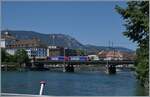 Zwei SBB Re 48x in Vielfachsteuerung überqueren zwischen Solothurn West und Solothurn die Aare. Das Bild entstand von einem Aareflussschiff aus, wie am unteren Rand zu erkennen ist.

17. Juni 2025


