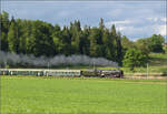 150 Jahre Emmentalbahn. 

141-R-1244 auf dem Rckweg von der grossen Emmentalrundfahrt anlsslich des Jubilums. Am Ortsausgang Menznau findet die Sonne ein Wolkenloch, freie Sicht auf die Strecke und die Strasse ist ohne Verkehr. Menznau Tuetisee, ...