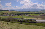 Warten auf die Dampfloks. RABe 528 222 und RABe 528 205 auf dem Weg nach Bern. Dabei wird klar, dieser Fotostandort hat zwar ein wunderbares Panorama, ist aber fr die Kamera Hchststrafe. Allerdings werden alles anderen Fotos von der Sonnenseite mit ...