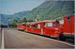 Nicht im Sinne des Erfinders: Der für die Jubiläumsfeiern '150 Jahre Schweizerbahnen' vorgesehene Rote Pfeil der OeBB erlitt einen Defekt. Kurzerhand wurden zwei Re 4/4 I aufgeboten, welche den 'Roten Pfeil' RBe 2/4 202 von Lausanne nach Vi ...