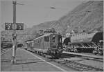 Nicht im Sinne des Erfinders: Der für die Jubiläumsfeiern '150 Jahre Schweizerbahnen' vorgesehene Rote Pfeil der OeBB erlitt einen Defekt. Kurzerhand wurden zwei Re 4/4 I aufgeboten, welche den 'Roten Pfeil' RBe 2/4 202 von Lausanne nach Vi ...