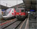 Es wird zunehme seltener eine SBB Re 4/4 II in Einsatz zu sehen. Folglich fotografiert man (bzw. ich) was es zu fotografieren gibt: die SBB Re 4/4 II 11264 (Re 420 264-4 ) mit Spezialkupplung ist in Lausanne auf dem Weg ins Wallis. Rechst davon ist d ...