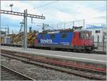 Bei der inzwischen  doch recht seltene Möglichkeit, eine SBB Re 4/4 II zu fotografieren, wagte ich die wenig beliebte Art des 'über den Bahnsteig hinweg': Im Bild die SBB Re 4/4 II 11288 (Re 420 288-3). Im Vordergrund die wenig sinnvolle We ...
