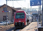 Zürcher S14, Wetzikon - Hinwil: Ein S-Bahnzug an der Endstation Hinwil. Von hier aus ginge es hinauf nach Bäretswil und Bauma, wo noch ein Museumsbahnbetrieb besteht (DVZO). Der Lokführer steigt ein in die Lok 450 064, die den bemerken ...