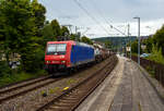 Die am die SBB Cargo International AG vermietete Re 482 011-4 „ChemOil“ (91 85 4482 011-4 CH-SBBC) der SBB Cargo AG fährt am 01 August 2025, mit einem KLV-Zug (HUPAC-Ganzzug) durch den Bahnhof Kirchen/Sieg in Richtung Köln.

D ...