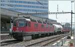 Und zu guter Letzt erschien die SBB Re 6/6 11625 (Re 620 025-7) 'Oensigne' in Rot mit einem kurzen Güterzug aus Richtung Palézieux kommend. 

2. Mai 2025