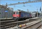 Etwas besser im Licht zeigte sich kurz darauf die SBB Re 6/6 116159 (Re 620 015-8) 'Kloten' mit ein interessanten 'Anhang': ein SBB Dosto-Wagen (und zwei weitere, hier nicht zu sehende Güterwagen) . 

2. Mai 2025