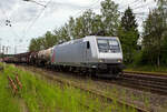Die mit DACH-Zulassung (Deutschland, Österreich und Schweiz) an die DB Cargo AG vermietete Akiem 185 544-4 (91 80 6185 544-4 D-AKIEM), ex MRCE Dispolok (91 80 6185 544-4 D-DISPO), fährt am 21 Mai 2024 mit einem gemischten Güterzug von  ...