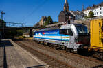 Die an die SBB Cargo International AG vermietete Siemens Vectron MS - 193 110 'Zugersee' (91 80 6193 110-4 D-Rpool) der Railpool GmbH (München) fährt am 18 August 2025 mit einem Containerzug durch den Bahnhof Kirchen/Sieg in Richtung Siegen ...