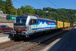 Die an die SBB Cargo International AG vermietete Siemens Vectron MS - 193 110 'Zugersee' (91 80 6193 110-4 D-Rpool) der Railpool GmbH (München) fährt am 18 August 2025 mit einem Containerzug durch den Bahnhof Kirchen/Sieg in Richtung Siegen ...