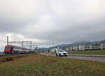 An der Strecke Zug - Zürich via Affoltern am Albis: Ein Zug der S14 in Richtung Affoltern am Albis in Bonstetten-Wettswil, im Hintergrund der frisch verschneite Uetliberg. Die S14 endet/beginnt in Affoltern am Albis und fährt über Alts ...