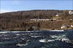 Mit Olli auf Motivsuche in Schaffhausen (bzw. Neuhausen) 

Während der Rheinfall von 'hinten' zu sehen ist, erreicht ein RE nach Zürich Hauptbahnhof die Hangbrücke der Strecke nach Eglisau.

09.03.2025