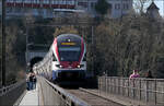 Mit Olli auf Motivsuche in Schaffhausen (bzw. Neuhausen)

511 043 als S33 nach Schaffhausen verlässt den Tunnel unter dem Schloss Laufen am Rheinfall und fährt über die Rheinbrücke. Eigentlich hatte ich gedacht, die Brücke  ...