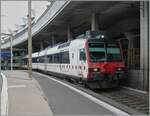 Mit dem RBDe 560 243 (RBDe 560 DO 94 85 7 560 243-8 CH-TPF) an der Spitze wartet ein Regionalzug nach Fribourg in Lausanne auf die Abfahrt.

5. Juni 2025 

