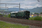 Zum Fest 150 Jahre Nationalbahn durfte Bm 4/4 II 18451 nach einer kleinen Ewigkeit von 10 Jahren endlich wieder an die frische Luft und wurde von Ae 3/5 10217 an ihren früheren Einsatzort nach Etzwilen gebracht. Hier am Beginn der Reise in Dulli ...