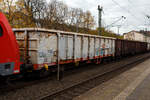 Der vierachsige offene Drehgestell-Hochbordwagen (offener Wagen in Regelbauart), 31 81 5380 353-7 A-RCW der Gattung Eanos der Rail Cargo Austria (zur ÖBB) im Zugverband bei einer Zugdurchfahrt am 16 Oktober 2025 im Bahnhof Kirchen/Sieg. 
Der Wagen besitzt je Seite nur eine zweiflügelige Türe (1.800 x 1.800 mm), die eigentlich lediglich der Begehung dient, da die Wagen fast ausschließlich durch Kippen oder mittels Krane (Magnet oder Greifer) entladen werden. Er dient vorzugsweise dem Transport von witterungsunempfindlichen Schütt- und Stückgütern (wie Kohle, Briketts, Schrott, Erze, Steine, Holz und Erden). Das Untergestell ist eine Schweißkonstruktion aus Walzprofilen in den Materialgüten St 37 und St 52 und ist Rahmenbauweise ausgeführt. Der Fußboden besteht aus 6 mm dicken Blechen. Der Güterwagen ist für die Entladung über eine Seitenkippanlage geeignet.
TECHNISCHE DATEN:
Spurweite: 1.435 mm (Normalspur)
Achsanzahl: 4 in zwei Drehgestellen
Länge über Puffer: 15.740 mm
Drehzapfenabstand: 10.700 mm
Achsabstand im Drehgestell: 1.800 mm
Laufraddurchmesser: 920 mm
Ladelänge: 14.490 mm
Ladebreite: 2.720 mm
Ladehöhe: 2.100 mm
Ladefläche: 39,4 m²
Laderaum:  82,7 m³
Höchstgeschwindigkeit: 100 km/h (beladen) / 120 km/h (leer)
Max. Ladegewicht: 58,4 t ab Streckenklasse C, 66,4 t ab Streckenklasse D
Eigengewicht: 23.550 kg
Kleinster bef. Gleisbogenradius: R 35 m
Bremse: KE-GR-A (K)
Bremssohle: Jurid C 810
Handbremse: Ja
Intern. Verwendungsfähigkeit: TEN-GE Der vierachsige offene Drehgestell-Hochbordwagen (offener Wagen in Regelbauart), 31 81 5380 353-7 A-RCW der Gattung Eanos der Rail Cargo Austria (zur ÖBB) im Zugverband bei einer Zugdurchfahrt am 16 Oktober 2025 im Bahnhof Kirchen/Sieg. 
Der Wagen besitzt je Seite nur eine zweiflügelige Türe (1.800 x 1.800 mm), die eigentlich lediglich der Begehung dient, da die Wagen fast ausschließlich durch Kippen oder mittels Krane (Magnet oder Greifer) entladen werden. Er dient vorzugsweise dem Transport von witterungsunempfindlichen Schütt- und Stückgütern (wie Kohle, Briketts, Schrott, Erze, Steine, Holz und Erden). Das Untergestell ist eine Schweißkonstruktion aus Walzprofilen in den Materialgüten St 37 und St 52 und ist Rahmenbauweise ausgeführt. Der Fußboden besteht aus 6 mm dicken Blechen. Der Güterwagen ist für die Entladung über eine Seitenkippanlage geeignet.
TECHNISCHE DATEN:
Spurweite: 1.435 mm (Normalspur)
Achsanzahl: 4 in zwei Drehgestellen
Länge über Puffer: 15.740 mm
Drehzapfenabstand: 10.700 mm
Achsabstand im Drehgestell: 1.800 mm
Laufraddurchmesser: 920 mm
Ladelänge: 14.490 mm
Ladebreite: 2.720 mm
Ladehöhe: 2.100 mm
Ladefläche: 39,4 m²
Laderaum:  82,7 m³
Höchstgeschwindigkeit: 100 km/h (beladen) / 120 km/h (leer)
Max. Ladegewicht: 58,4 t ab Streckenklasse C, 66,4 t ab Streckenklasse D
Eigengewicht: 23.550 kg
Kleinster bef. Gleisbogenradius: R 35 m
Bremse: KE-GR-A (K)
Bremssohle: Jurid C 810
Handbremse: Ja
Intern. Verwendungsfähigkeit: TEN-GE
