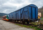 Slowakischer zweiachsiger Bahnpostwagen SP 44 56 153 8 001-8 [P] der Gattung Gbkkqs der Slovenská Pošta (Slowakische Post AG), abgestellt am 20.04.2023 im Bahnhof Bečov nad Teplou