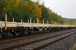   4-achsiger Drehgestellflachwagen, mit Stahlboden, Seitenklappen , Stirnwandklappen und mit UIC-Drehrungen, 37 80 3988 003-4 D-ERD, Gattung Rens 192 B, der Eiffage Rail Deutschland GmbH, am