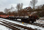 Vierachsiger Drehgestell-Flachwagen mit Drehrungen und Stirnwandklappen, 31 80 3961 739-0 D-DB, Gattung Rmms 664, der DB Cargo AG, am 23.01.2023 leer abgestellt auf dem KSW Rbf Herdorf