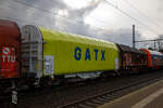Vierachsiger Drehgestell-Flachwagen mit verschiebbarem Planenverdeck und Lademulden für Coiltransporte, 37 80 4668 599-6 D-GATED, der Gattung Shimmns-ttu, der GATX Rail Germany GmbH, am