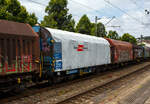 Vierachsiger Drehgestell-Flachwagen mit verschiebbarem Planenverdeck und Lademulden für Coiltransporte, 35 81 4673 290-6 A-RCW, der Gattung Shimmns, der Rail Cargo Austria (ein Unternehmen der