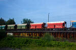 Ein etwas anderer Erzwagen - RockTainer ORE - Variante D, ein 2 x 4-achsiger Flachwagen in Sonderbauart (Doppelwagen) bzw. ein 8-achsiger Containertragwagen, 35 81 4658 072-7 A-IF, der Gattung Sggmmrrs 60ft, der österreichischen INNOFREIGHT mit zwei aufgesetzten 30 ft RockTainer ORE (Variante C01), am 18 Juni 2025 im Zugverband bei Köln-Gremberg, aus einem Zug fotografiert. 

Grundsätzlich besteht ein InnoWaggon aus zwei kurzgekuppelten Einzelwagen. Leichtbauweise und hohe Belastbarkeit differenzieren diese Waggons dabei klar von anderen und ermöglichen deutlich höhere Zuladung für den Transport von unterschiedlichsten Gütern. Der InnoWaggon vereint den Tragwagen und die auswechselbaren Behälter zu einem innovativen Konzept, das eine flexible Nutzung verspricht. Der Einsatz der Spezialbehälter wird dabei der jeweiligen Branche angepasst, da die Behälter je nach Anforderung wie spezifisches Schüttgewicht oder Entladestation eingesetzt werden.

Als Teil der INNOFREIGHT RockTainer Systeme wurde der RockTainer ORE für den Transport von Eisenerz, Erzpellets und Kalkstein optimiert. Mit einem Ladevolumen von 47 m³ können bis zu 138 Tonnen an Material in nur einem RockTainer ORE transportiert werden. Die Entladung erfolgt schlagartig in einen Tiefbunker. Ein Ganzzug besteht meist aus 27 Wagen und transportiert so rund 3.700 Tonnen Erz.

TECHNISCHE DATEN eines 60 ft InnoWaggon:
Gattung: Sggrrs
Gattungskennzahl: 4658
Hersteller (Wagen): Tatravagónka a.s. Poprad (Slowakei)
Baujahr: 2018
Spurweite: 1.435 mm (Normalspur)
Achsenanzahl: 8 pro Doppelwagen (in 4 Drehgestellen)
Länge über Puffer: 22.500 mm 
Breite: 2.890 mm
Drehzapfenabstand: 2 x 6.010 mm
Achsabstand in den Drehgestellen: 1.800 mm
Raddurchmesser: 920 mm (neu)
Länge Ladefläche: 2 x 9.125 mm (2 x 30 ft)
Höhe der Ladefläche über SOK: 1.155 mm
Eigengewicht: ca. 40.600 kg
Max. Geschwindigkeit: 100 km/h (beladen) / 120 km/h (leer)
Max. Zuladung pro Doppelwagen: 138,5 t (ab Streckenklasse D4)
Max. Achslast 22,5 t
Bremse: KE-GP-A (K)
Bremssohle: Jurid 822
Kleinster befahrbarer Gleisbogen: R = 75m
Intern. Verwendungsfähigkeit: TEN-GE

TECHNISCH DATEN eines RockTainer ORE:
Länge: 30 ft / 9.125 mm
Höhe: 2.900 mm ab OK Wagen (3.233 mit Rutschen)
Breite: 3.050 mm
Eigenwicht: ca. 6.300 kg
Ladevolumen: 47 m³

