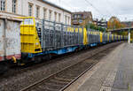 2 x 4-achsiger Flachwagen in Sonderbauart (Doppelwagen) bzw. 2x45 ft InnoWaggon „GigaTube“ der österreichischen INNOFREIGHT, 35 81 4657 419-1 A-IF, der Gattung Sggmrrs, im Zugverband bei einer Zugdurchfahrt am 16 Oktober 2025 im Bahnhof Kirchen/Sieg. 
Diese Wagen wurden vom slowakischen Güterwagenhersteller Tatravagónka a.s. in Poprad gebaut und haben spezielle Ladegestelle für Stahlrohre. 
Grundsätzlich besteht ein InnoWaggon aus zwei kurzgekuppelten Einzelwagen. Leichtbauweise und hohe Belastbarkeit differenzieren diese Waggons dabei klar von anderen und ermöglichen deutlich höhere Zuladung für den Transport von unterschiedlichsten Gütern. Der InnoWaggon vereint den Tragwagen und die auswechselbaren Behälter zu einem innovativen Konzept, das eine flexible Nutzung verspricht. Der Einsatz der Spezialbehälter wird dabei der jeweiligen Branche angepasst, da die Behälter je nach Anforderung wie spezifisches Schüttgewicht oder Entladestation eingesetzt werden.
Ähnlich verhält es sich mit dem Transport von Stahlrohren, die für die europäische Industrie ebenfalls von großer Bedeutung sind. Für sie wurde das aus Rungen bestehende System abermals adaptiert und mit eigens entwickelten Stirnwänden und Rungen ausgestattet. Seit Herbst 2024 kommt nun der GigaTube, in Zusammenarbeit mit DB Cargo für voestalpine Tubulars Kindberg, zum Einsatz. Pro 2x45 ft InnoWaggon werden 140 Tonnen Stahlrohre noch effizienter nach Bremerhaven transportiert, wo die Rohre auf ein Schiff verladen werden und ihre Reise fortsetzen.
Der 2x45 ft InnoWaggon ist das längste Mitglied der InnoWaggon-Familie und hat gegenüber den kürzeren Wagen eine längere Ladelänge, kombiniert mit ebenfalls hoher Nutzlast. Die im Vergleich zu anderen Wagen große Ladefläche und das daraus resultierende höhere Ladevolumen ermöglicht den effizienten Transport
von Gütern mit hohem Volumen bei geringerem spezifischem Gewicht oder sehr langen Gütern.
TECHNISCHE DATEN des 2x45 ft InnoWaggon:
Gattung: Sggmrrs (mit Aufbau GigaTube)
Gattungskennzahl: 4657
Hersteller: Tatravagonka Poprad (Slowakei), Baujahr 2024
Spurweite: 1.435 mm (Normalspur)
Achsenanzahl: 8 pro Doppelwagen (in 4 Drehgestellen)
Länge über Puffer: 29.520 mm 
Breite: 2.890 mm
Drehzapfenabstand: 2 x 9.520 mm
Achsabstand in den Drehgestellen: 1.800 mm
Raddurchmesser: 920 mm (neu)
Länge Ladefläche: 2 x 13.820 mm (2 x 45 ft)
Höhe der Ladefläche über SOK: 1.155 mm
Eigengewicht: 41.500 kg
Max. Geschwindigkeit: 100 km/h (beladen) / 120 km/h (leer)
Max. Zuladung pro Doppelwagen: 138,5t (ab Streckenklasse D 2)
Bremse: KE-GP-A (K)
Bremssohle: Jurid 822
Kleinster befahrbarer Gleisbogen: R 75m
Intern. Verwendungsfähigkeit: TEN-GE
Bemerkung: Die Wagen haben hier einen festverschraubten Aufbau „GigaTube“ (Ladegestelle und spezielle Stirnwände). Wenn man den Aufbau demontiert, können bis zu 32 Containerpins montiert werden und der Wagen kann als Containertagwagen Verwendung finden.  2 x 4-achsiger Flachwagen in Sonderbauart (Doppelwagen) bzw. 2x45 ft InnoWaggon „GigaTube“ der österreichischen INNOFREIGHT, 35 81 4657 419-1 A-IF, der Gattung Sggmrrs, im Zugverband bei einer Zugdurchfahrt am 16 Oktober 2025 im Bahnhof Kirchen/Sieg. 
Diese Wagen wurden vom slowakischen Güterwagenhersteller Tatravagónka a.s. in Poprad gebaut und haben spezielle Ladegestelle für Stahlrohre. 
Grundsätzlich besteht ein InnoWaggon aus zwei kurzgekuppelten Einzelwagen. Leichtbauweise und hohe Belastbarkeit differenzieren diese Waggons dabei klar von anderen und ermöglichen deutlich höhere Zuladung für den Transport von unterschiedlichsten Gütern. Der InnoWaggon vereint den Tragwagen und die auswechselbaren Behälter zu einem innovativen Konzept, das eine flexible Nutzung verspricht. Der Einsatz der Spezialbehälter wird dabei der jeweiligen Branche angepasst, da die Behälter je nach Anforderung wie spezifisches Schüttgewicht oder Entladestation eingesetzt werden.
Ähnlich verhält es sich mit dem Transport von Stahlrohren, die für die europäische Industrie ebenfalls von großer Bedeutung sind. Für sie wurde das aus Rungen bestehende System abermals adaptiert und mit eigens entwickelten Stirnwänden und Rungen ausgestattet. Seit Herbst 2024 kommt nun der GigaTube, in Zusammenarbeit mit DB Cargo für voestalpine Tubulars Kindberg, zum Einsatz. Pro 2x45 ft InnoWaggon werden 140 Tonnen Stahlrohre noch effizienter nach Bremerhaven transportiert, wo die Rohre auf ein Schiff verladen werden und ihre Reise fortsetzen.
Der 2x45 ft InnoWaggon ist das längste Mitglied der InnoWaggon-Familie und hat gegenüber den kürzeren Wagen eine längere Ladelänge, kombiniert mit ebenfalls hoher Nutzlast. Die im Vergleich zu anderen Wagen große Ladefläche und das daraus resultierende höhere Ladevolumen ermöglicht den effizienten Transport
von Gütern mit hohem Volumen bei geringerem spezifischem Gewicht oder sehr langen Gütern.
TECHNISCHE DATEN des 2x45 ft InnoWaggon:
Gattung: Sggmrrs (mit Aufbau GigaTube)
Gattungskennzahl: 4657
Hersteller: Tatravagonka Poprad (Slowakei), Baujahr 2024
Spurweite: 1.435 mm (Normalspur)
Achsenanzahl: 8 pro Doppelwagen (in 4 Drehgestellen)
Länge über Puffer: 29.520 mm 
Breite: 2.890 mm
Drehzapfenabstand: 2 x 9.520 mm
Achsabstand in den Drehgestellen: 1.800 mm
Raddurchmesser: 920 mm (neu)
Länge Ladefläche: 2 x 13.820 mm (2 x 45 ft)
Höhe der Ladefläche über SOK: 1.155 mm
Eigengewicht: 41.500 kg
Max. Geschwindigkeit: 100 km/h (beladen) / 120 km/h (leer)
Max. Zuladung pro Doppelwagen: 138,5t (ab Streckenklasse D 2)
Bremse: KE-GP-A (K)
Bremssohle: Jurid 822
Kleinster befahrbarer Gleisbogen: R 75m
Intern. Verwendungsfähigkeit: TEN-GE
Bemerkung: Die Wagen haben hier einen festverschraubten Aufbau „GigaTube“ (Ladegestelle und spezielle Stirnwände). Wenn man den Aufbau demontiert, können bis zu 32 Containerpins montiert werden und der Wagen kann als Containertagwagen Verwendung finden.