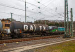 Vierachsiger Drehgestell-Kesselwagen 33 80 7837 842-3 D-GATXD, der Gattung Zans, der GATX Rail Germany GmbH, Zugverband am 22.02.2022 bei der Zugdurchfahrt in Betzdorf (Sieg),    Die