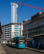 Der VGF S-Wagen 243 ein Bombardier Flexity Classic NGT8 der Verkehrsgesellschaft Frankfurt am Main mbH (VGF) am 05.09.2021,  als Linie 16 nach Ginnheim an der Station Frankfurt am Main Hauptbahnhof.