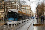 Straßenbahn in Marseille: Ein 7-teiliger Bombardier Flexity Outlook C - Cityrunner der Linie T 2 (nach Blancarde/Foch) der rtm (Régie des transports de Marseille).