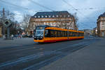 Der Gelenk-Triebwagen der Verkehrsbetriebe Karlsruhe VBK 369, ein Stadler  „Citylink NET 2012“ (NET=Niederflur Elektrotriebwagen) erreicht am 16.12.2017, als Straßenbahn-Linie 3 nach