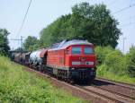 233 689-9 fuhr mit einem Mischer im schnsten Sonnenschein am 10.7 durch Hannover-Ahlten beim Groen Treffen.