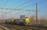 SNCB 7777 schleppt ein Schwesterlok durch Antwerpen-Oost am 23 März 2011.