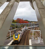 Ein sehr langer M7 TWINDEXX-Triebwagen-Zug hat am 21 Oktober 2025, als IC über Brüssel Flughafen, Gent und Brügge, an die Küste nach Knokke, den Bahnhof Liège-Guillemins verlassen.