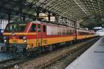 Am 21 März 1998 steht NMBS 1182 mit der IC-Benelux nach Bruxelles-Midi in Den Haag Hollandsch Spoor. Der Zug wird über Dordrecht, Rotterdam, Roosendaal, Antwerpen und Mechelen fahren.