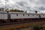 Ein Wohnzug des belgischen Infrastrukturunternehmens INFRABE steht am 21 Oktober 2025 in Ans. Hier der Wagen 80 88 3936 866-5 B-INFBL, der ehem. Gattung Res mit Wohnaufbau. 