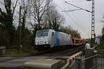 Die Bahnstrecke zwischen Neuss und Krefeld bekommt weniger Aufmerksamkeit als die Nord-S�d-Verbindungen zwischen Duisburg und D�sseldorf, hat aber auch recht dichten Verkehr zu bieten.